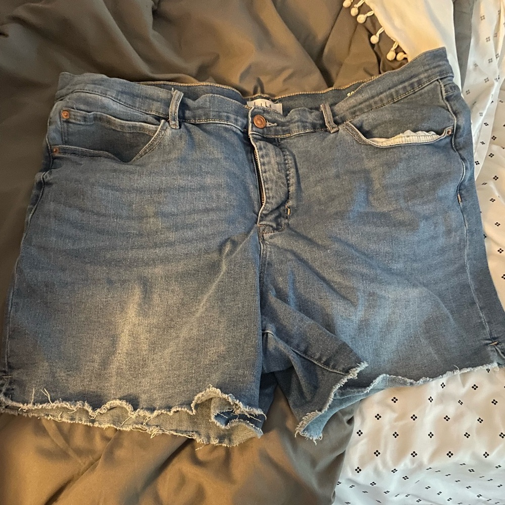 Nicole miller light wash shorts